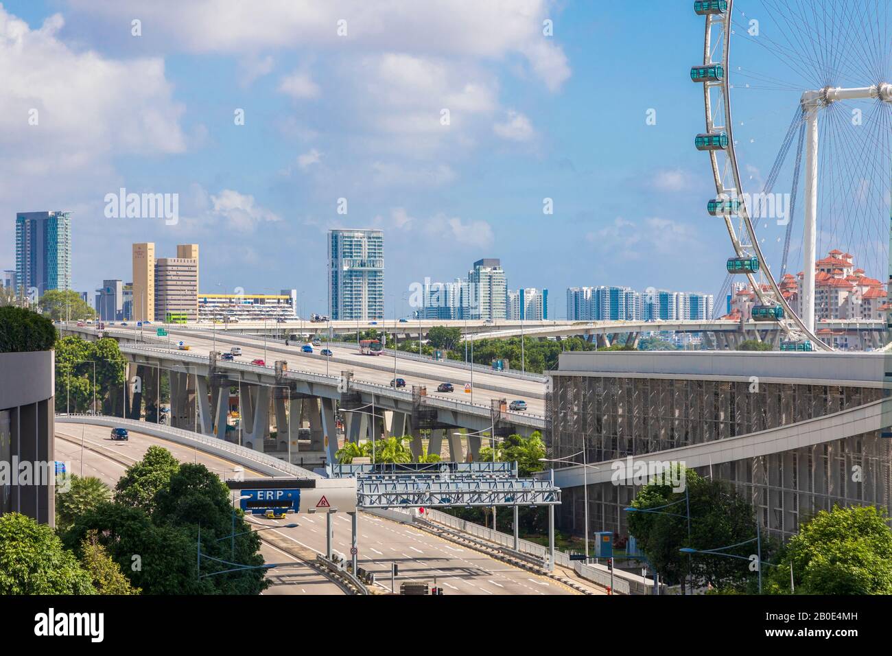 Skyline di Singapore nel quartiere della baia marina che mostra autostrade, strade con traffico e Singapore Flyer, Asia Foto Stock