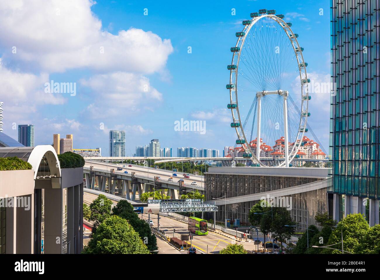 Skyline di Singapore nel quartiere della baia marina che mostra autostrade, strade con traffico e Singapore Flyer, Asia Foto Stock