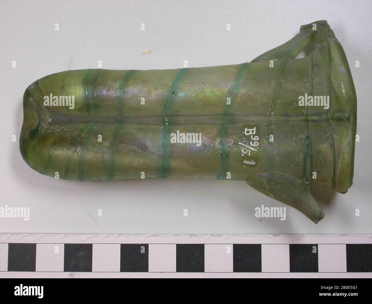 Bottiglia doppia di vetro verde con una decorazione di un filo di vetro blu-verde avvolto a spirale avvolto sul corpo, che è fuso nella superficie. Originariamente due orecchie, una è danneggiata., Secondo il libro di inventario, questo è in realtà una bottiglia doppia bianca con una decorazione verde, due orecchie e un manico (Nov. 27, 2007)., beffa, vetro, L 15 cm, Israele, Palestina Foto Stock