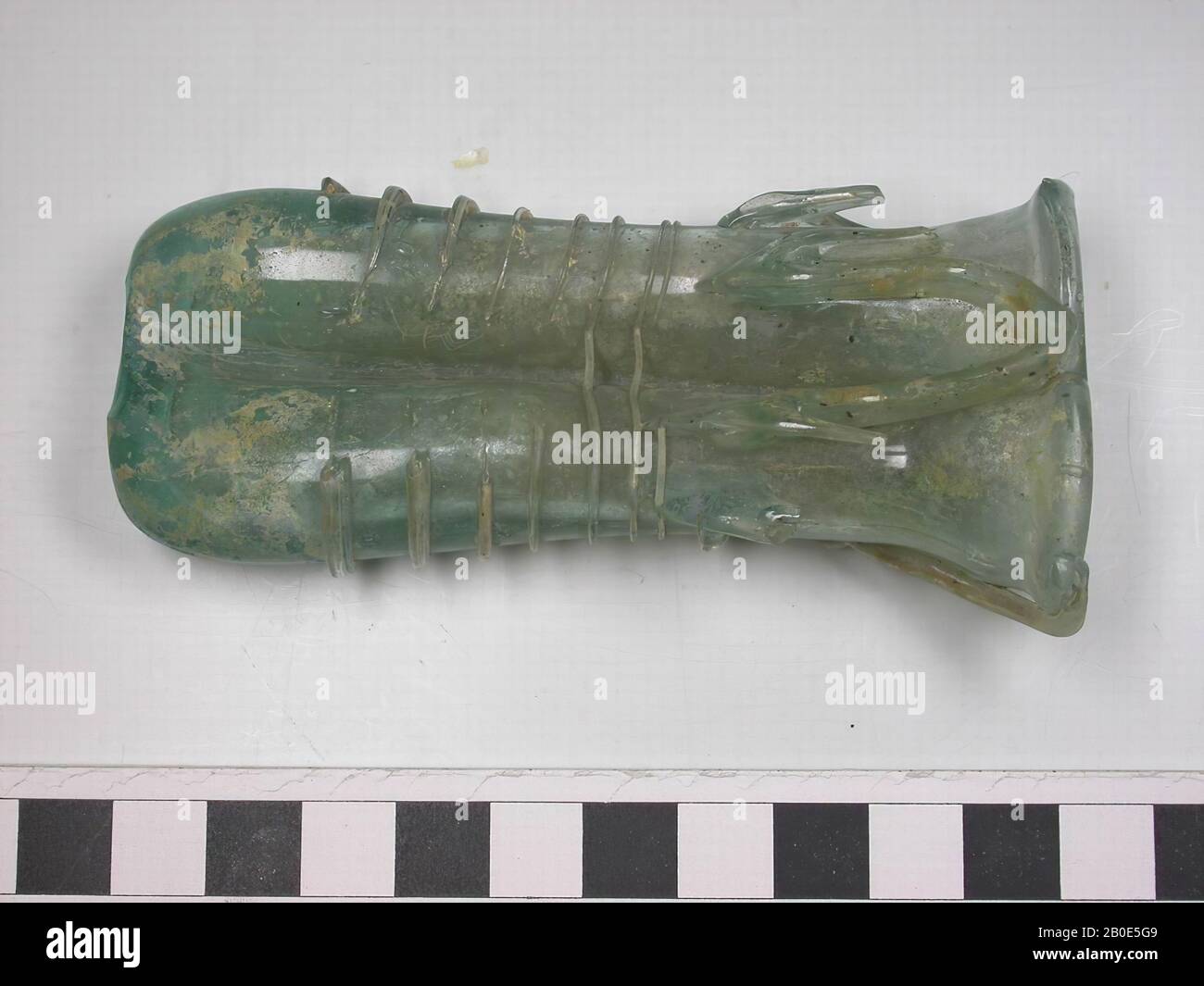 Bottiglia doppia di vetro verde chiaro, decorata con filo di vetro mancante alcuni pezzi, tra cui una delle orecchie., beffa, vetro, L 10 cm, Libano Foto Stock