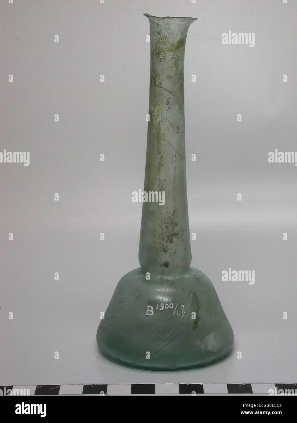 Bottiglia di vetro verde chiaro con fondo piatto, corpo conico e collo lungo e stretto. La bocca è danneggiata., beffa, vetro, H 13 cm, Libano Foto Stock