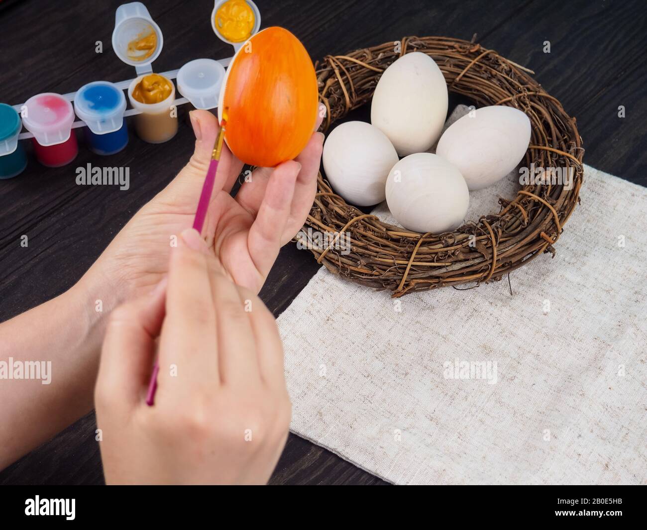 pasqua, famiglia, vacanza e concetto - chiudere le uova da colorare per pasqua. Foto Stock