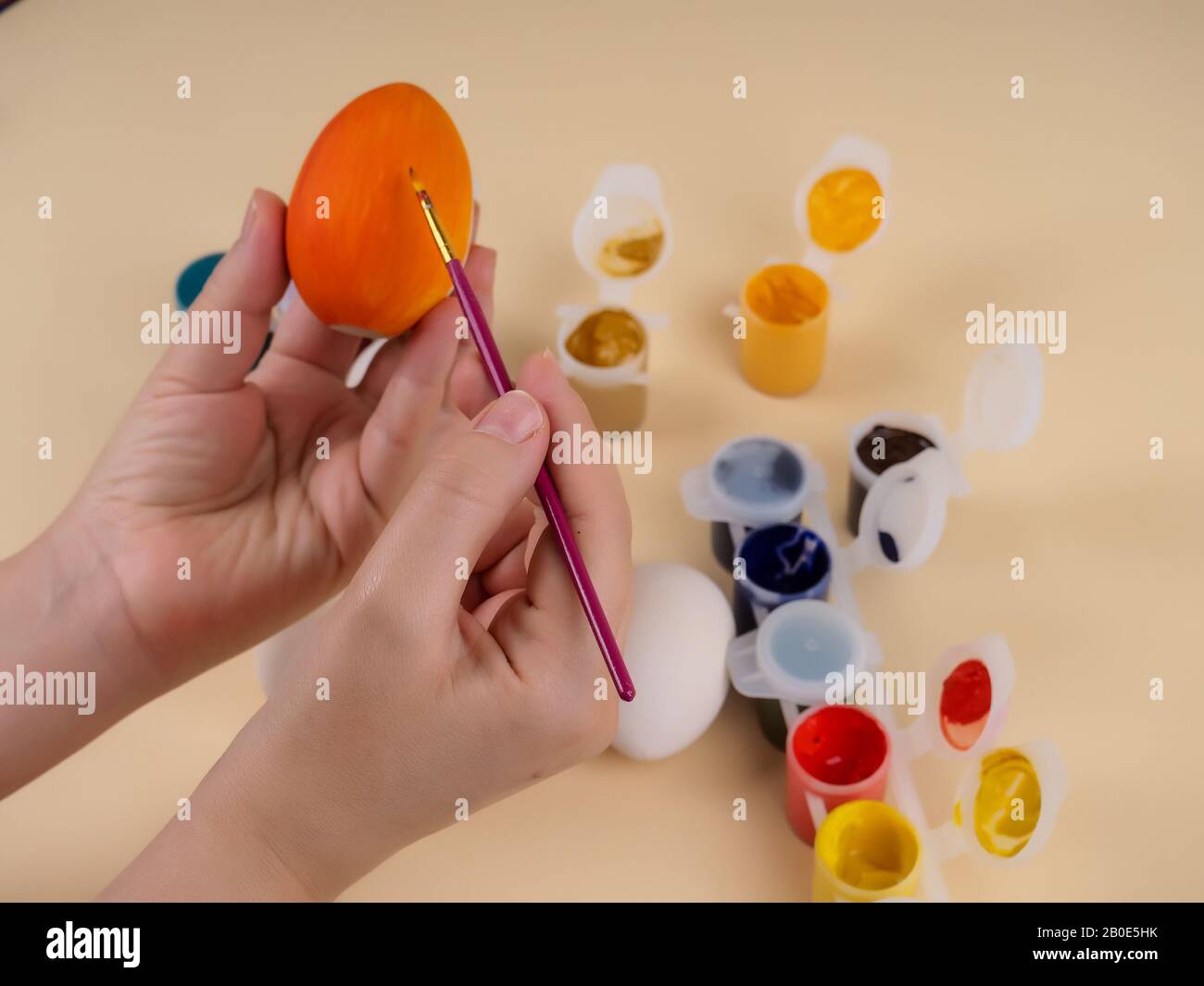 pasqua, famiglia, vacanza e concetto - chiudere le uova da colorare per pasqua. Foto Stock