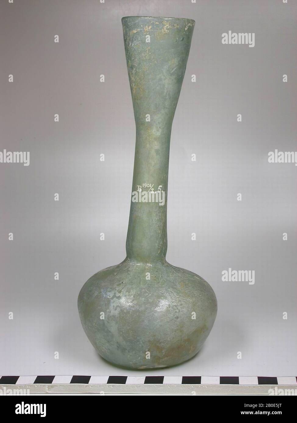 Bottiglia sferica di vetro verde-blu chiaro con collo lungo e bocca a imbuto, vasellame, vetro, H 19 cm, Libano Foto Stock
