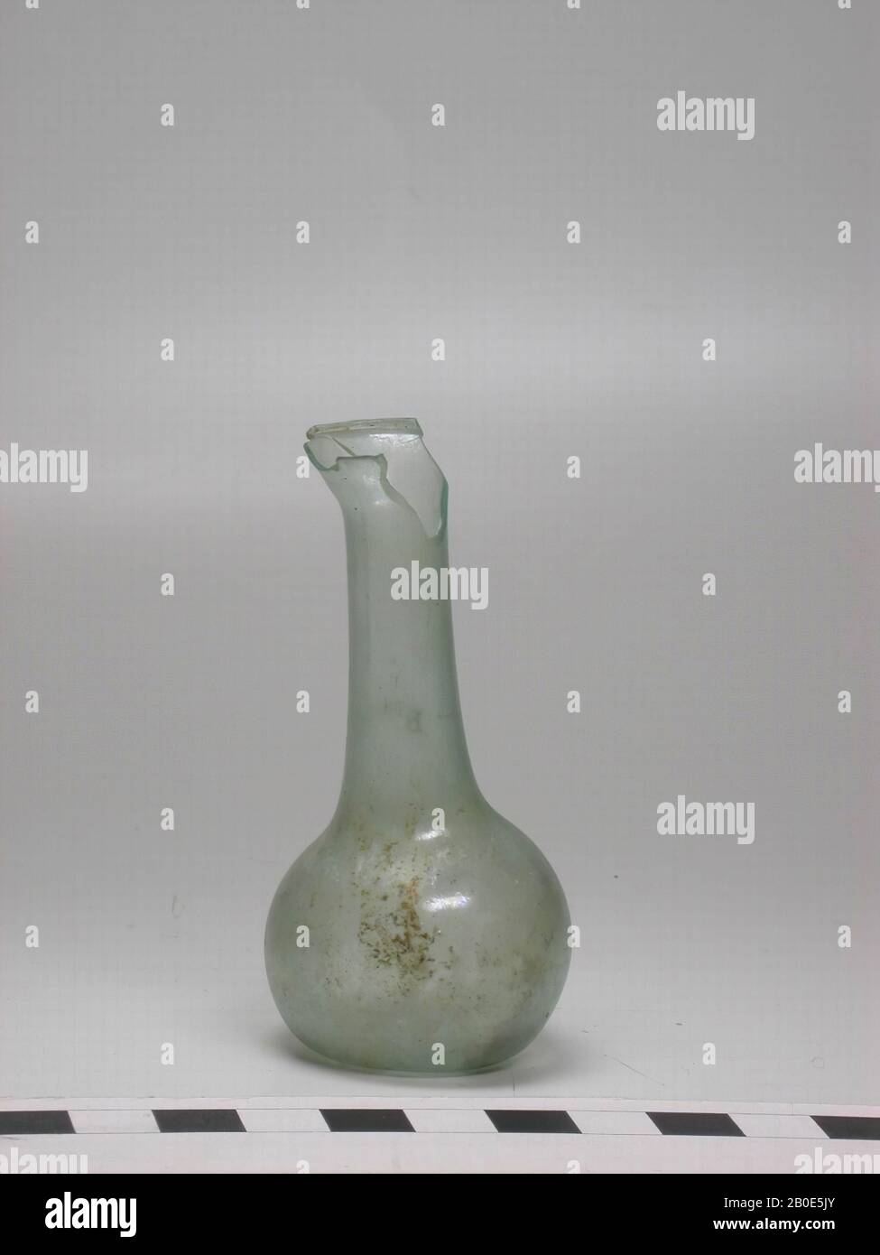 Bottiglia sferica con collo lungo che corre in modo ad imbuto, vasellame, vetro, H 8 cm, Libano Foto Stock