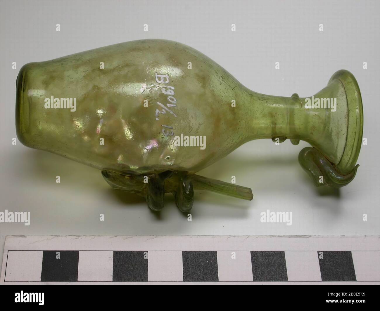 Caraffa verde chiaro con fondo piatto e auricolare parzialmente mancante. Il collo è avvolto con un filo di vetro., Brocca, vetro, 10 cm, Libano Foto Stock