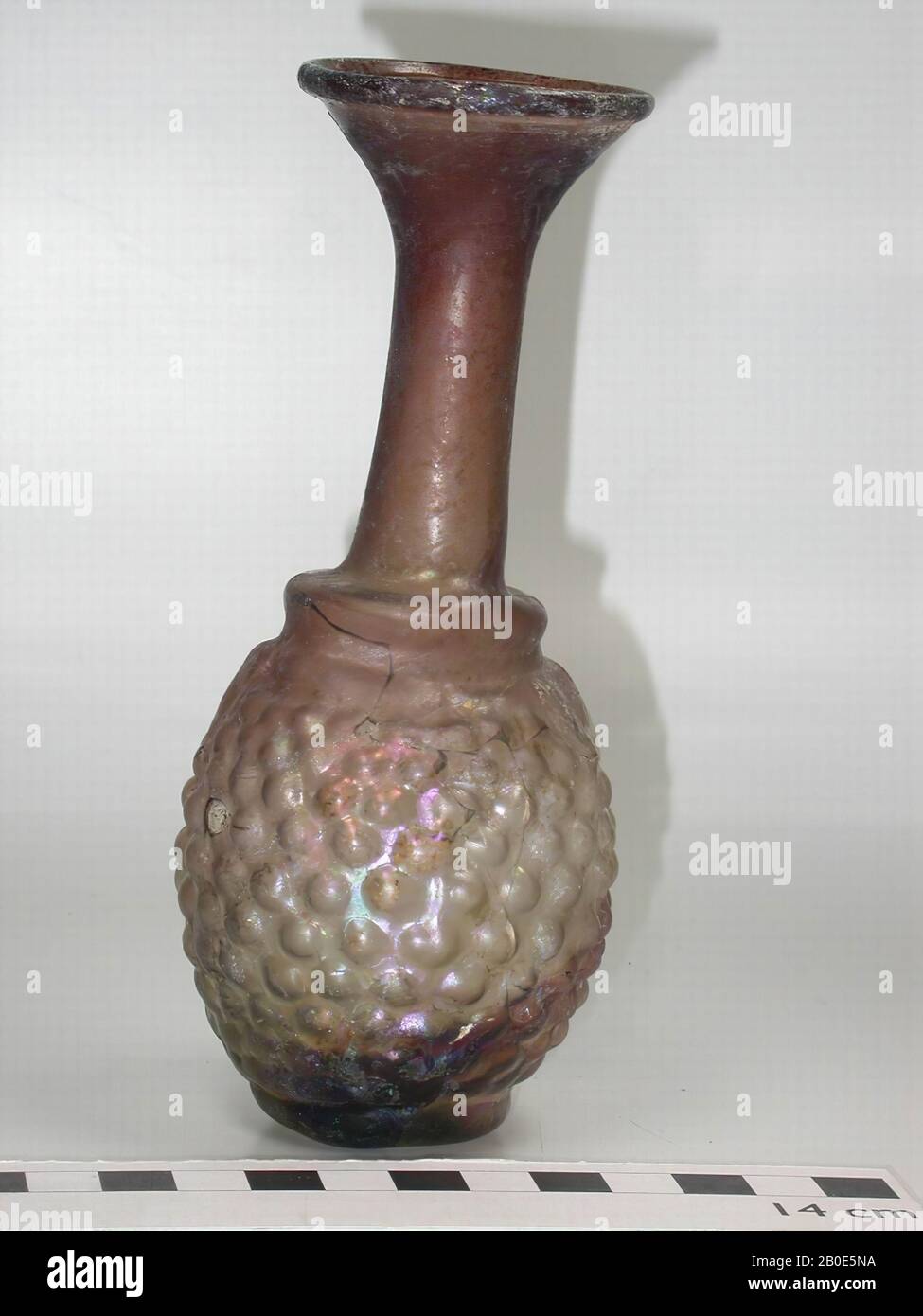 Fibbia della cintura in bronzo tardo-romana straordinariamente bella. La parte ispessita del tutore presenta un andamento a zig-zag, sia dalle estremità dell'arco che dalla fessura, per il mandrino terminante con teste di leone stilizzate i cui occhi sono intarsiati con perline bianche. La parte sottile dell'arco è decorata con un ramo inciso. Lo scudo della spina è decorato con 8 perline blu. Ha 2 ali in forma di cavallucci marini con incisioni stilizzate con code arricciate, chiusura, metallo, bronzo, vetro, 4,2 x 7,4 cm, vmea 350-440 ad, Paesi Bassi, Groningen, Winsum, Ezinge Foto Stock