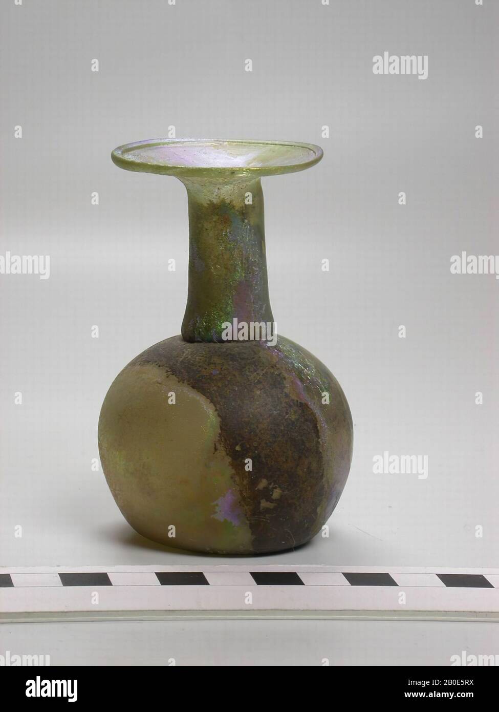 Bottiglia in vetro con corpo sferico, collo lungo e stretto e bordo piatto e orizzontale della bocca. Per consentire al contenuto di un vaso di fuoriuscire dall'apertura in gocce, le gocce sono state fatte in tempi antichi, 'vasi di preghiera'. Il collo di questi vasi è chiuso all'interno da una fetta di vetro, che ha una piccola apertura al centro. Quando la bottiglia è invertita, il profumo (o olio fragrante) esce in gocce., beffa, vetro, H 8,5 cm, 1st millennio ad, sconosciuto Foto Stock