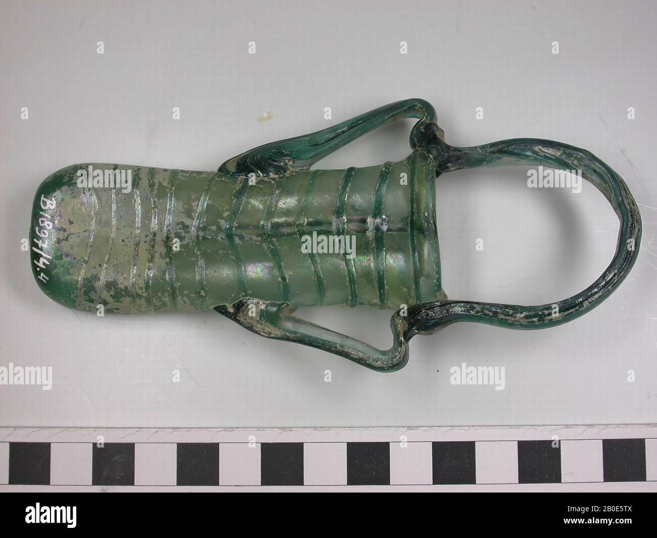 Bottiglia doppia di vetro verde chiaro. Ferito con un filo a spirale di vetro, con due orecchie e un manico piccolo, stoviglie, vetro, L 14,5 cm, 4th-5th secolo DC. 4th-5th secolo DC, sconosciuto Foto Stock