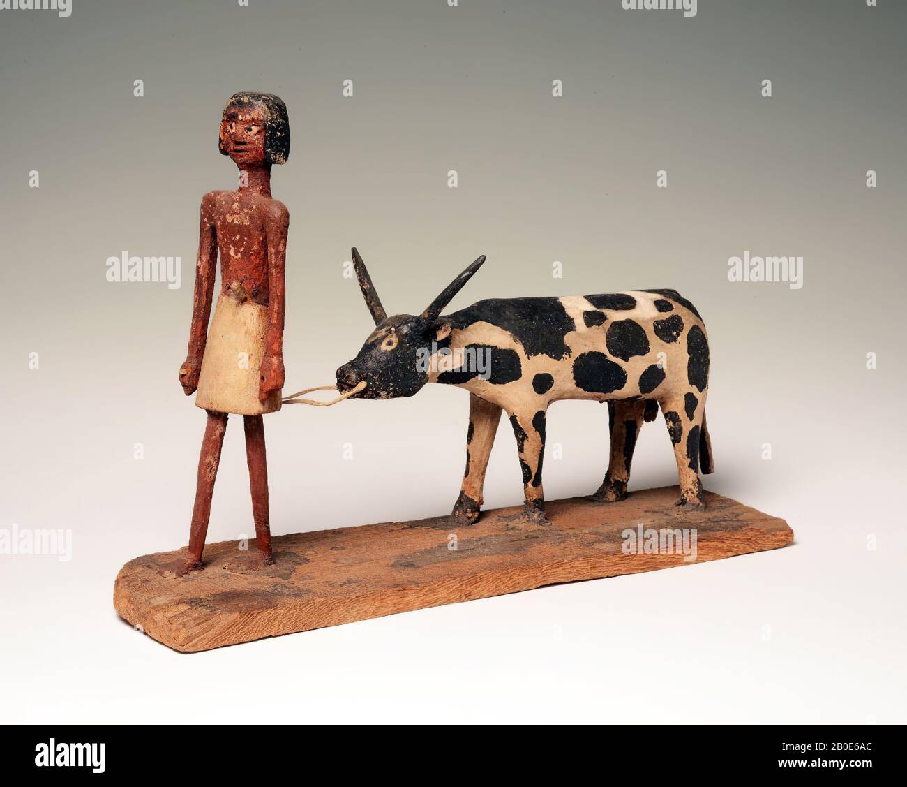 Maschio, mucca, piccola statua, modello di gruppo, legno, 27,5 × 12 × 43 cm, Regno di mezzo, Egitto Foto Stock