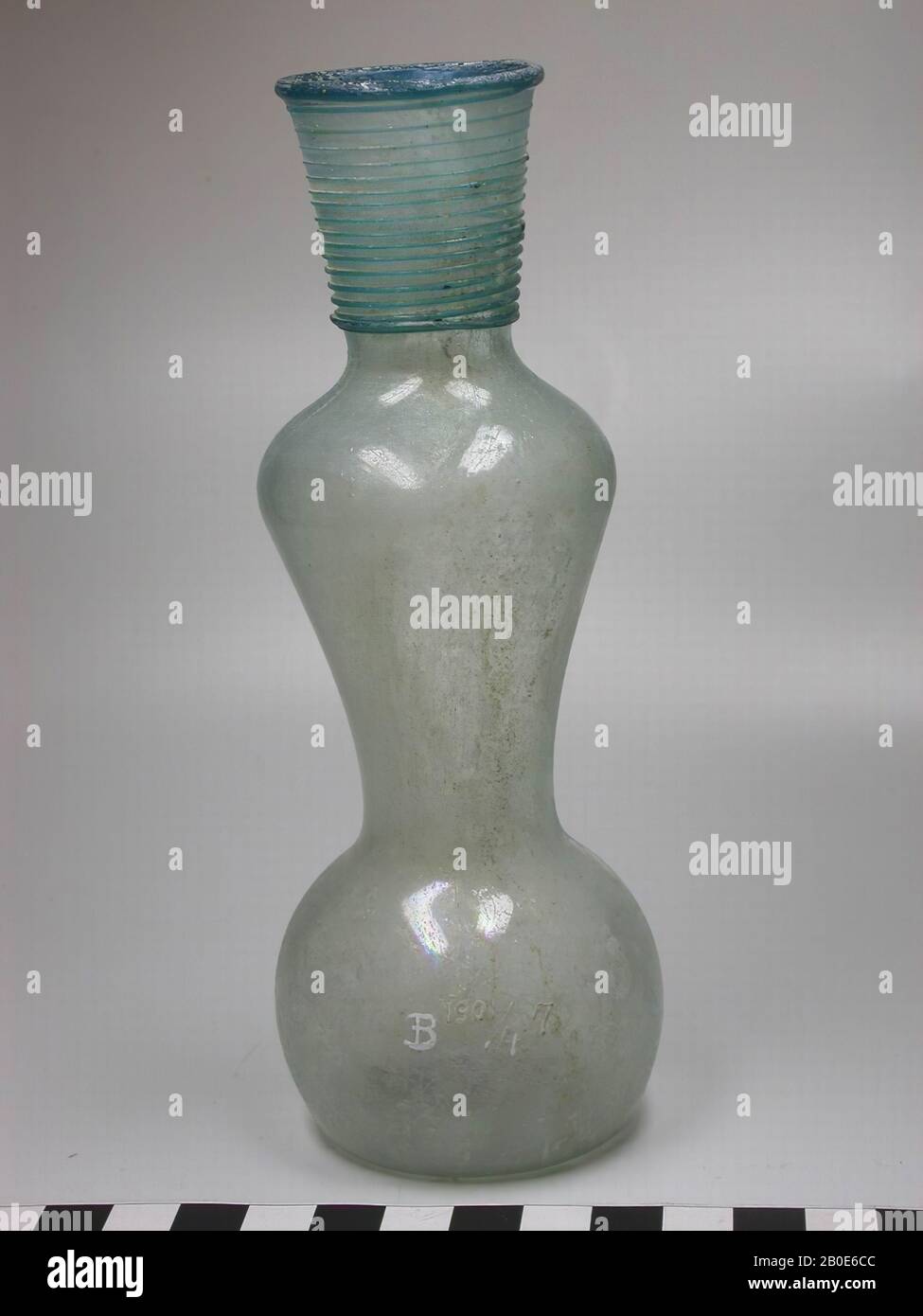 Bottiglia a forma di Calabash in vetro verde-blu pallido con collo a imbuto. Il collo è avvolto a spirale con filo di vetro blu, vasellame, vetro, H 16,5 cm, Libano Foto Stock