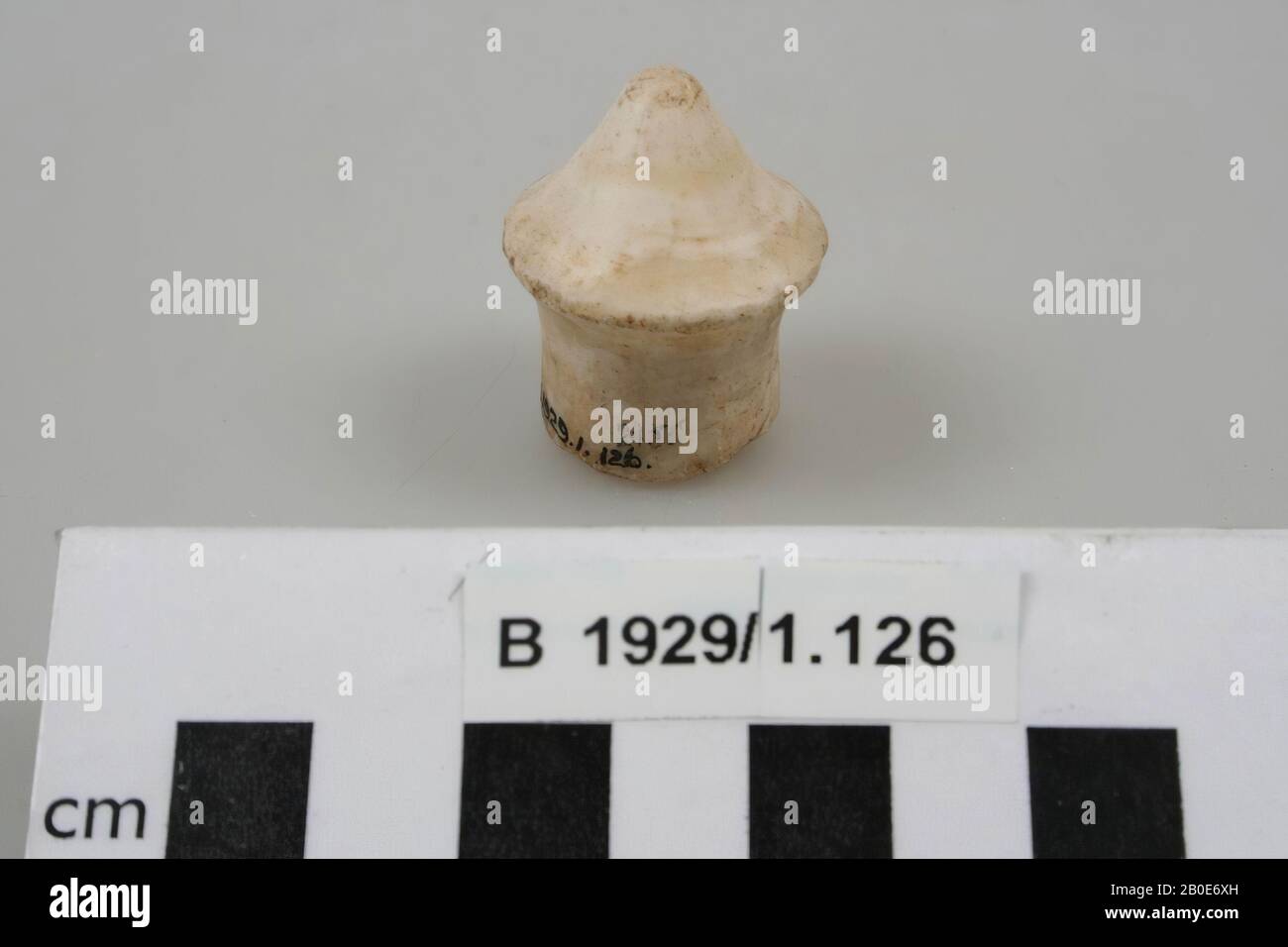 Una fermata quasi completa da alabaster. Un lato corre in una punta, l'altro lato, con una sezione trasversale rotonda, è piatto., beffa, pietra, alabastro, H 3.5 cm, D 2.8 cm, Palestina Foto Stock