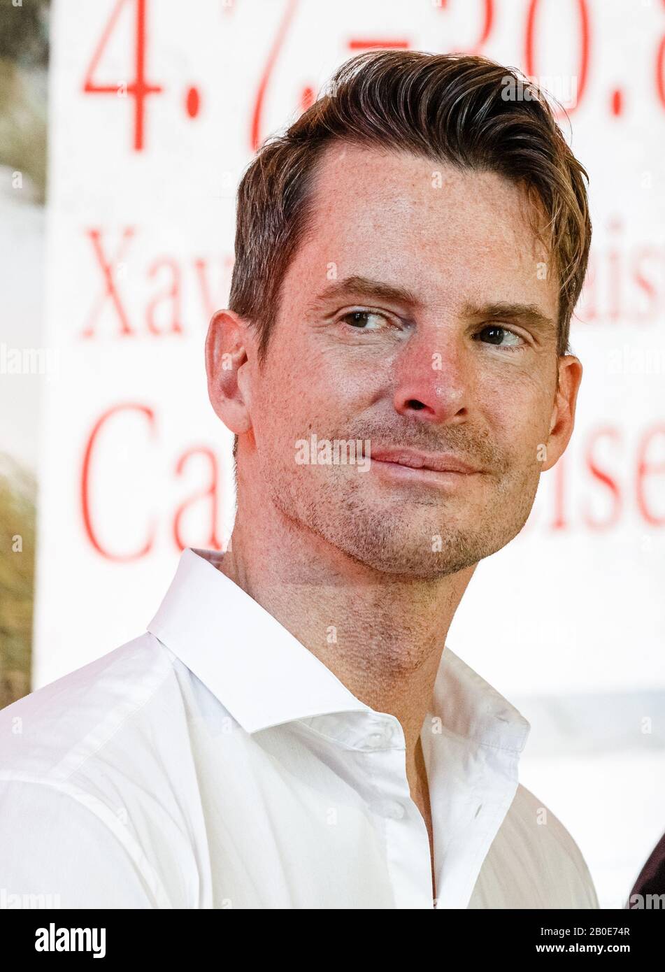 Kiel, Germania. 20th Feb, 2020. Xavier de Maistre, arpista, siede sul podio alla presentazione del programma di quest'anno del 'Schleswig-Holstein Musik Festival'. Il musicista è l'artista ritratto di quest'anno del festival. Credito: Markus Scholz/Dpa/Alamy Live News Foto Stock