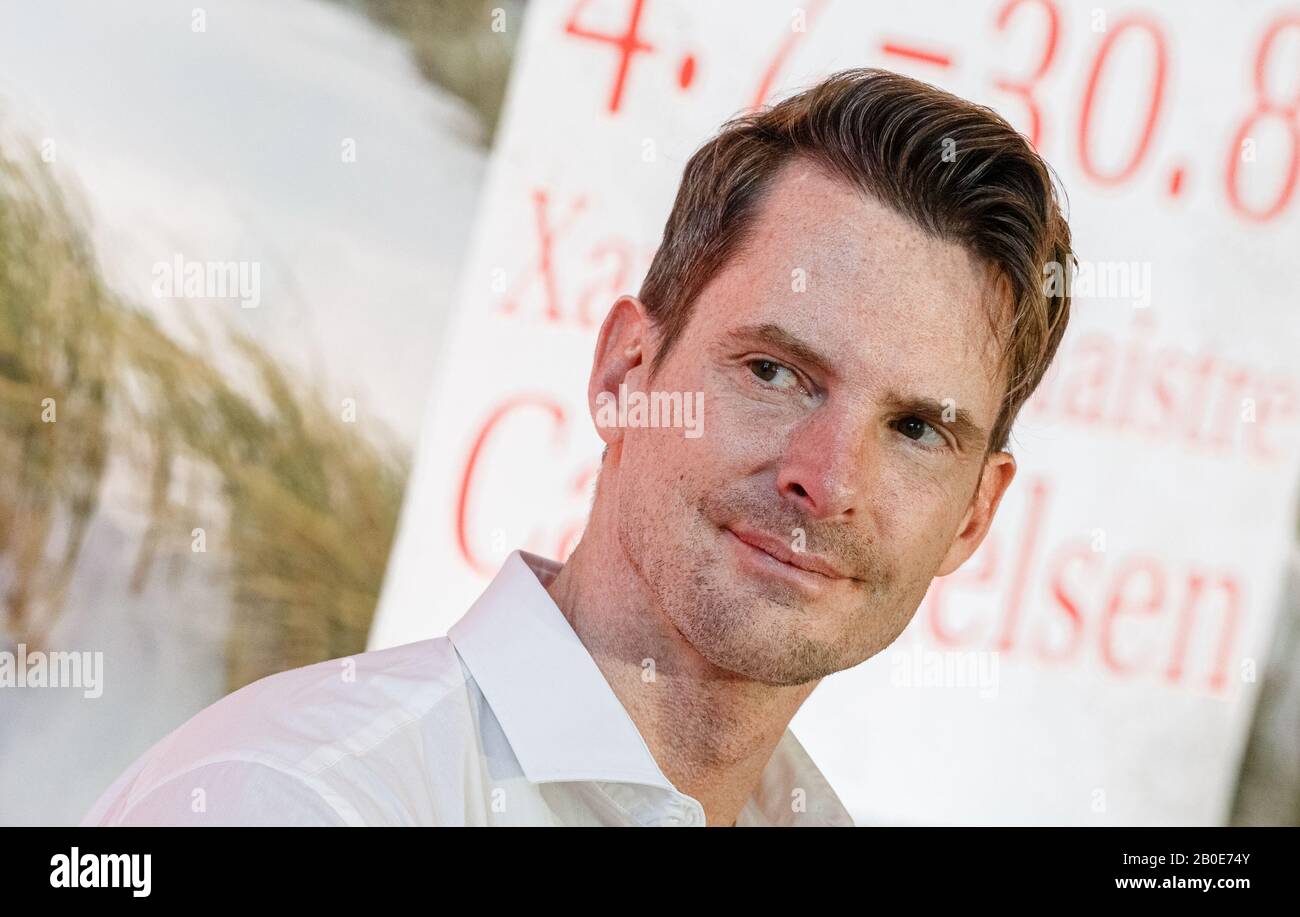 Kiel, Germania. 20th Feb, 2020. Xavier de Maistre, arpista, siede sul podio alla presentazione del programma di quest'anno del 'Schleswig-Holstein Musik Festival'. Il musicista è l'artista ritratto di quest'anno del festival. Credito: Markus Scholz/Dpa/Alamy Live News Foto Stock