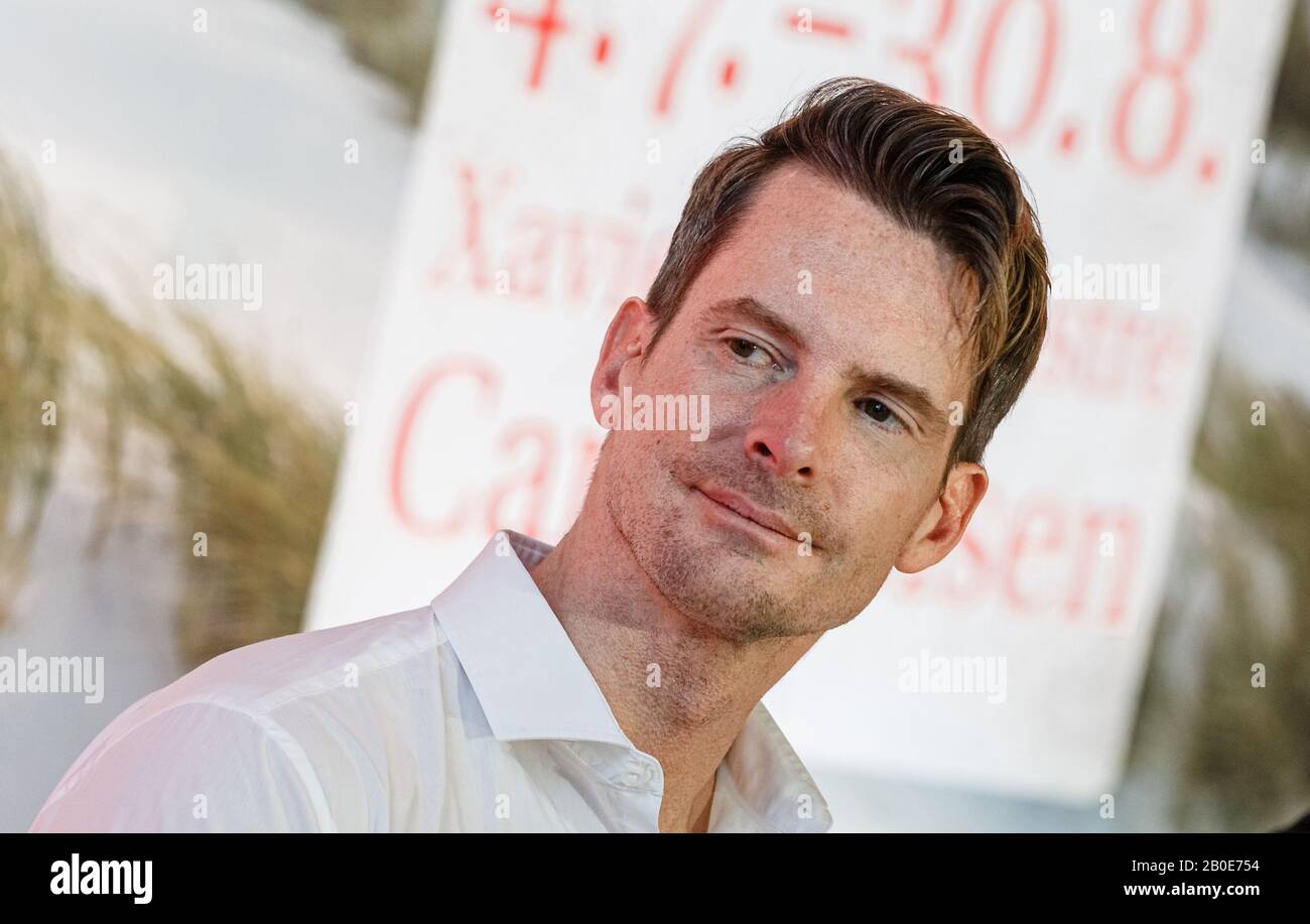 Kiel, Germania. 20th Feb, 2020. Xavier de Maistre, arpista, siede sul podio alla presentazione del programma di quest'anno del 'Schleswig-Holstein Musik Festival'. Il musicista è l'artista ritratto di quest'anno del festival. Credito: Markus Scholz/Dpa/Alamy Live News Foto Stock