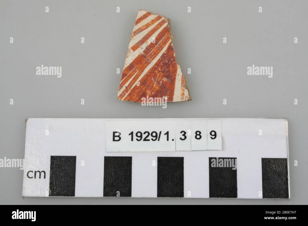Un muro shard, crema scivola e dipinto con vernice rossa., beffa, ceramica, L 3,8 cm, tarda età del bronzo 1550-1200 a.C., Palestina Foto Stock