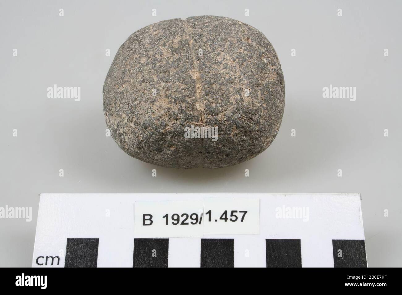 Una pietra di forma ovale realizzata in basalto. Un lato mostra una scanalatura. Funzione sconosciuta., pietra, pietra, basalto, L. 6.5 cm, D 4.5-6 cm, Palestina Foto Stock