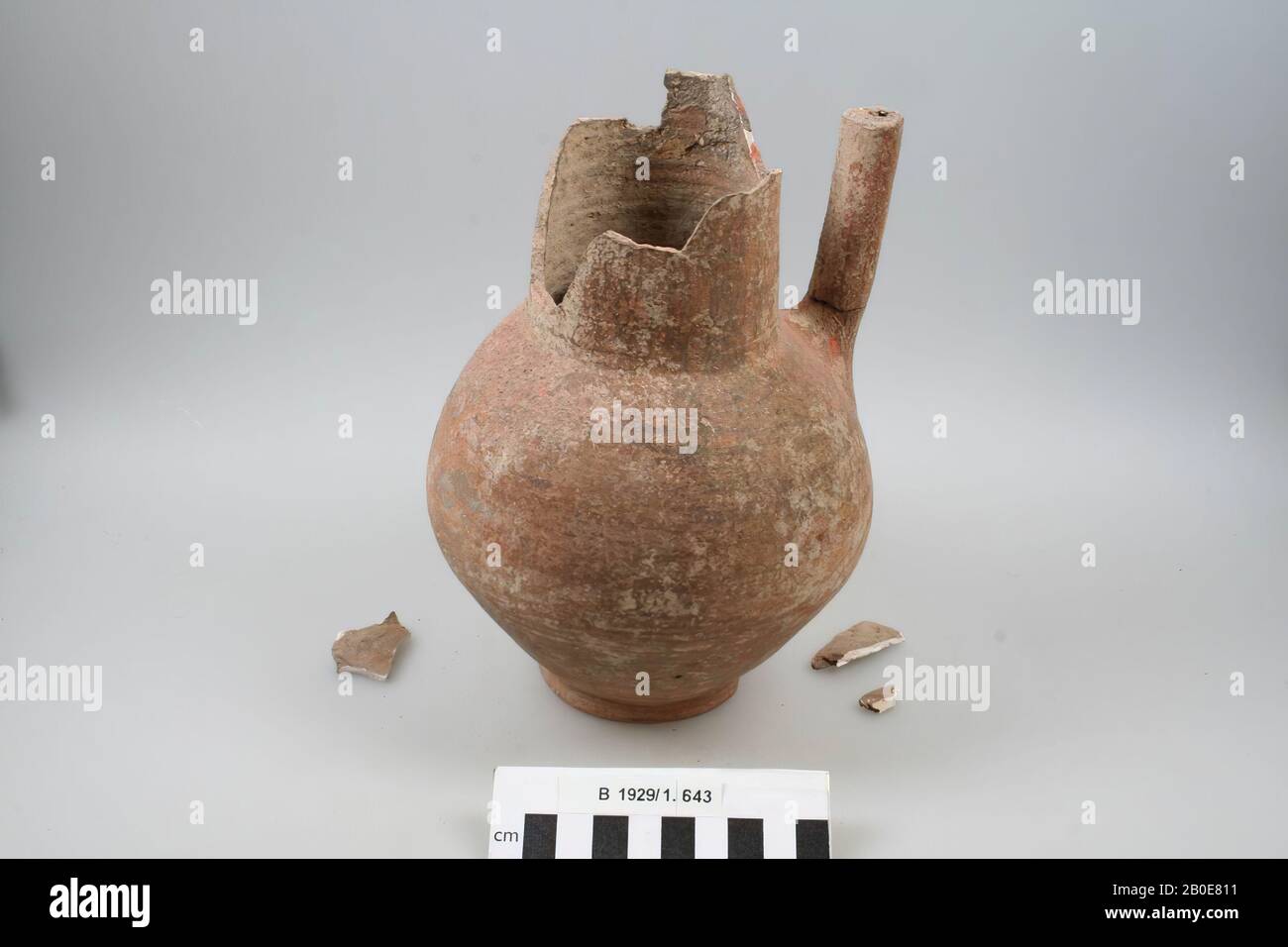 Caraffa in terracotta con 3 frammenti sciolti, stoviglie, terracotta, H 20,8 cm, D 15,1 cm, L 15,8 cm, Palestina Foto Stock