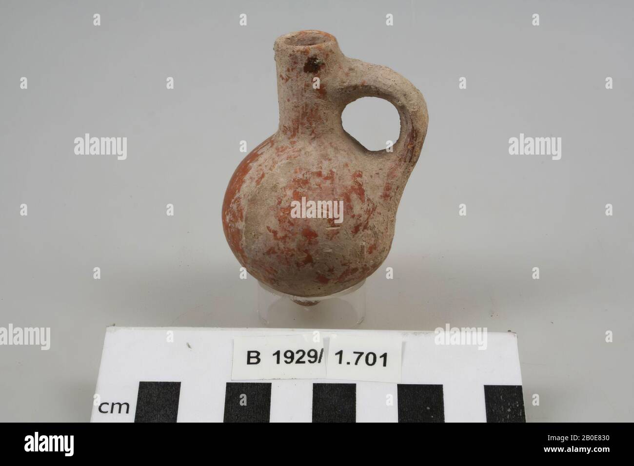 Una piccola brocca in terracotta con collo dritto, un auricolare e un corpo a sfera. Resti di limo rosso visibile, stoviglie, terracotta, H 7,3 cm, D 5,1 cm, Età del ferro II 925-539 a.C., Palestina Foto Stock