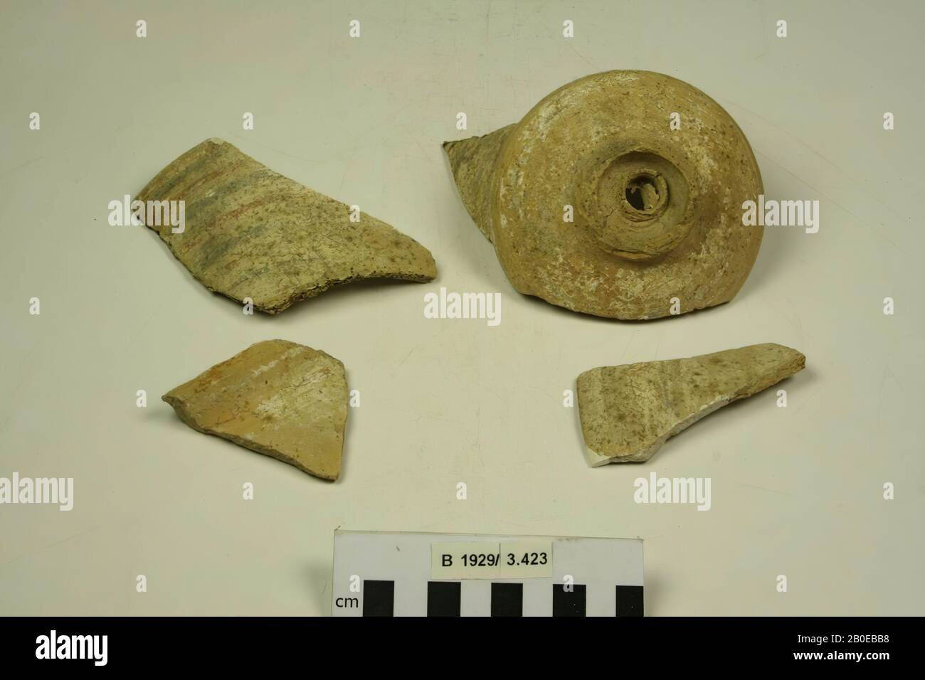 4 frammenti di una ciotola di terracotta. La parete del recipiente ha una forma a S. Il bordo è leggermente piegato verso l'interno. La maggior parte del piede manca. La ciotola è sulle polizze di crema esterne e decorata con 8 strisce orizzontali, rosse e blu., beffa, ceramica, B 11,5 cm, H 10 cm (bara più grande), Bronzo Medio IIB Foto Stock