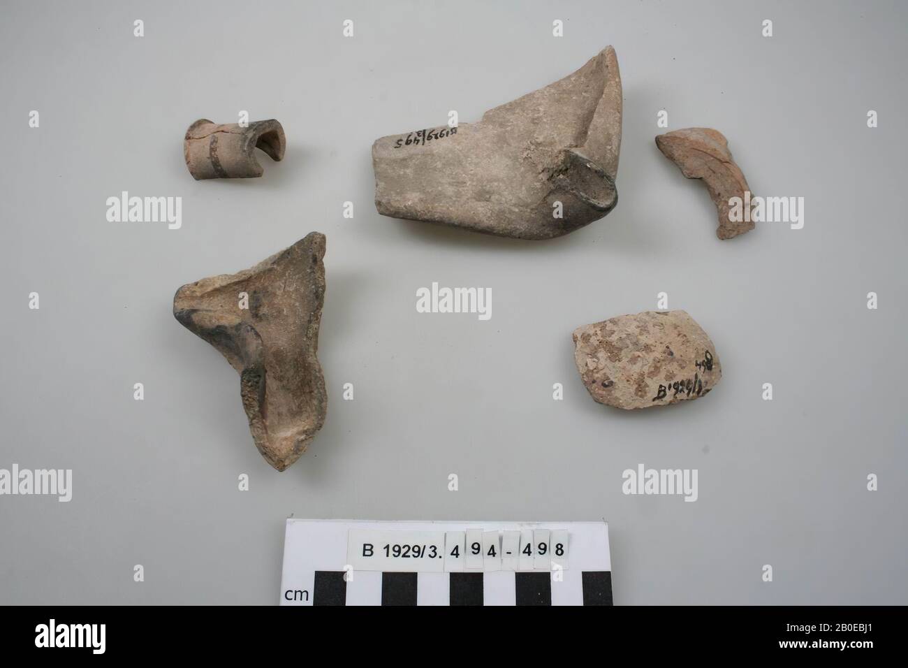 Una frangia di una brocca con un collo sottile e lungo. L'estremità del bordo è stata spinta fuori durante il processo di produzione. L'esterno è decorato con vernice rossa, stoviglie, terracotta, H 4 cm, D 2,5 cm, tarda età del bronzo 1550-1200 a.C., Palestina Foto Stock