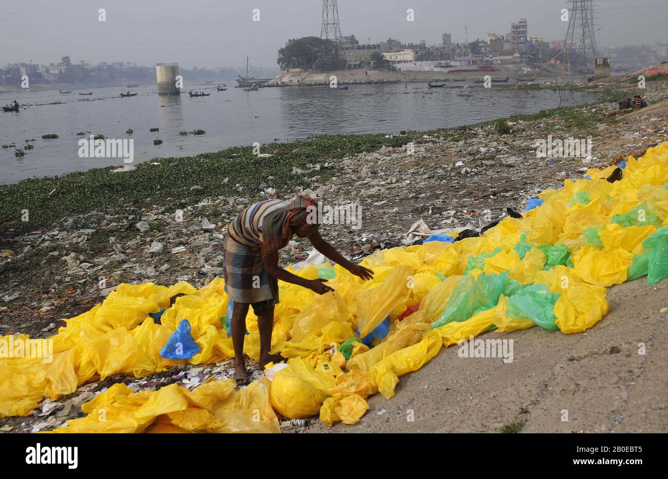 20 febbraio 2020, Dhaka, Bangladesh: Un uomo asciuga usato sacchetti di politene sotto il sole sulla riva del fiume Buriganga. Il fiume Buriganga è il fiume più inquinato del paese. (Credit Image: © MD Mehedi Hasan/ZUMA Wire) Foto Stock