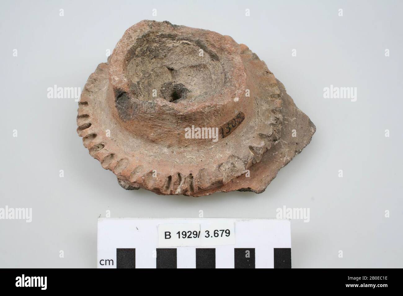 un frammento di una ciotola con un piede. Un foro è fatto nel fondo. Lo shard è decorato con tacche, beffa, ceramica, H 6 cm, D 12 cm, Chalcolithicum 4000-3300 a.C., Palestina Foto Stock