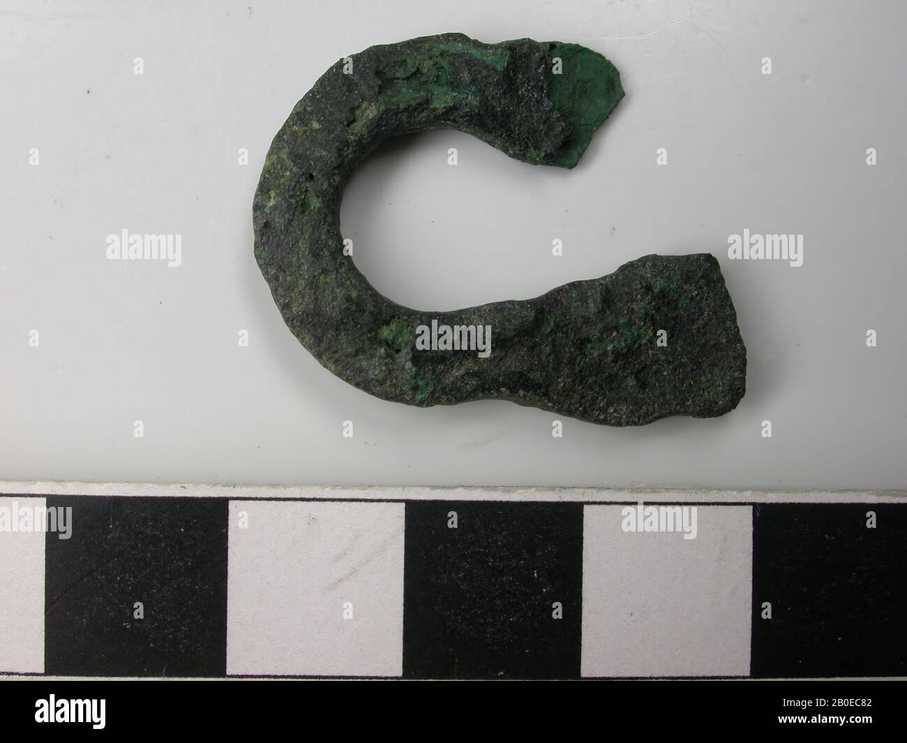 Asta di bronzo piegata, appiattita su un lato, rotta sull'altro lato, barra, metallo, bronzo, lunghezza: 3 cm, Paesi Bassi, Utrecht, Bunnik, Vechten Foto Stock