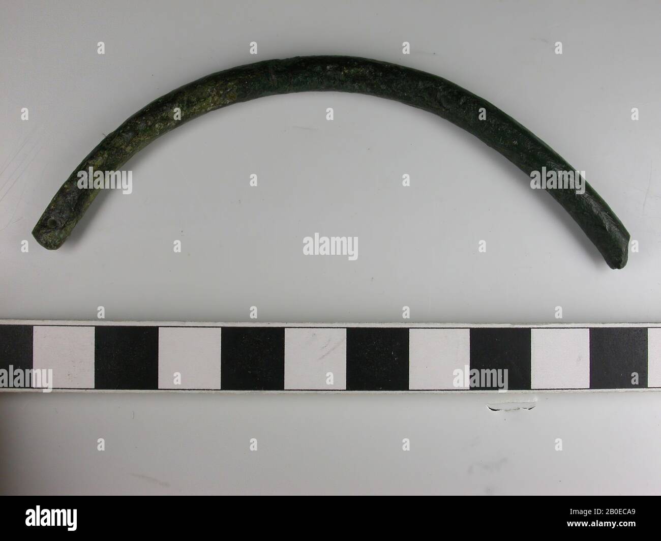 Barra in bronzo, curva. Da un lato con un occhio sull'estremità, dall'altro lato rotto., Verga, metallo, bronzo, lunghezza: 9,9 cm, Olanda, Utrecht, Bunnik, Fighting Foto Stock