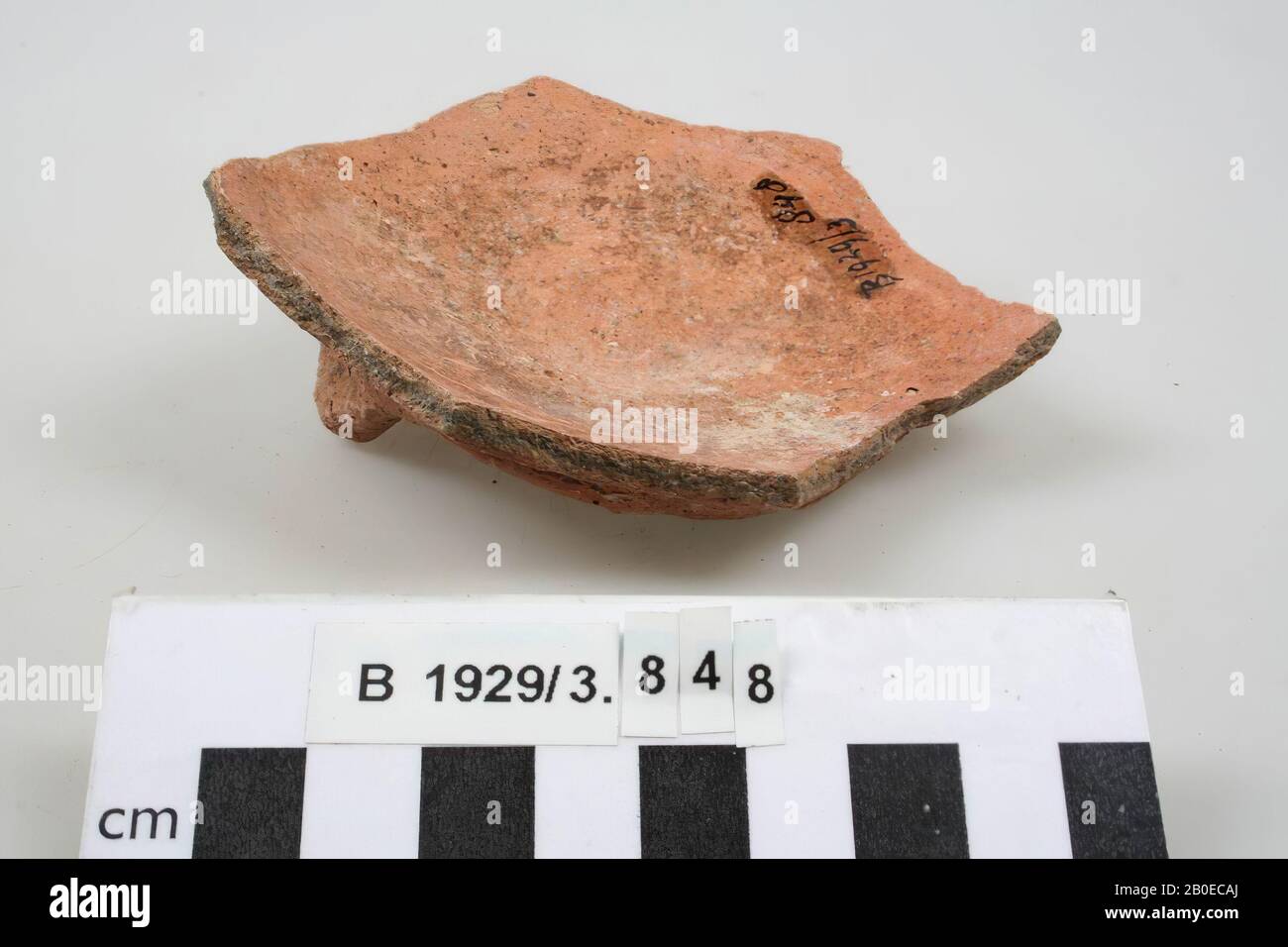 Un frammento di fondo di una brocca con tre orecchie come piedi, stoviglie, ceramica, H 4 cm, D 9 cm, Bronzo Medio IIB Foto Stock