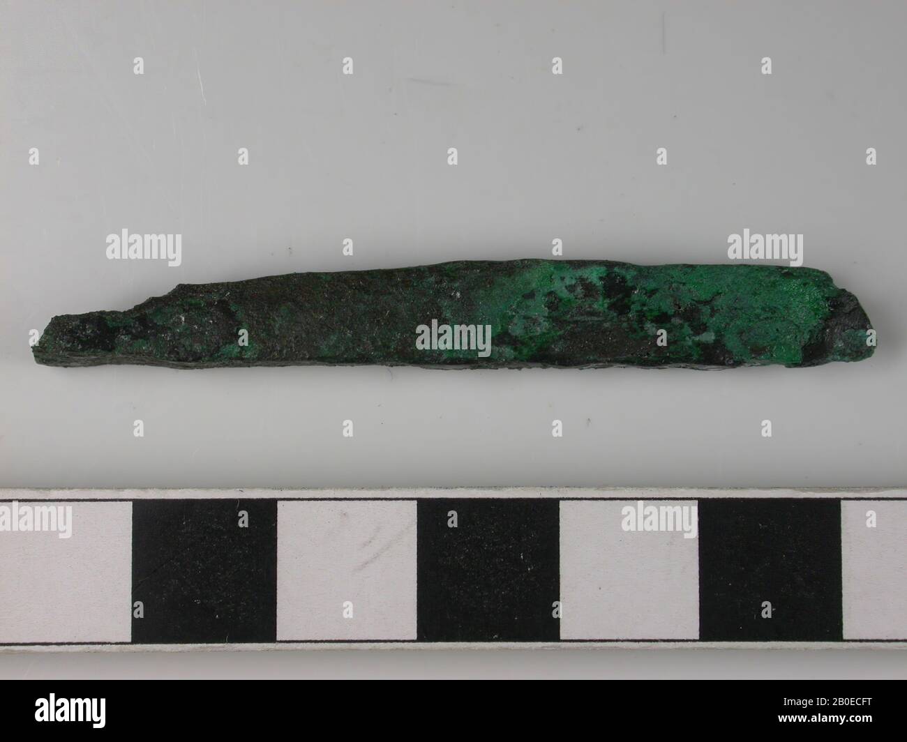 Barra di bronzo, scomposta su un lato, appiattita sull'altro lato, barra, metallo, bronzo, lunghezza: 6,1 cm, Paesi Bassi, Utrecht, Bunnik, Vechten Foto Stock