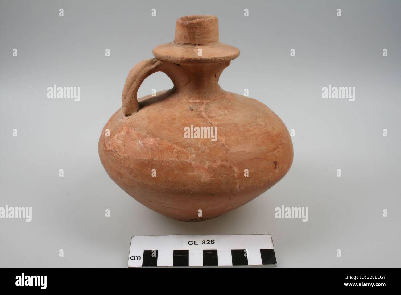 Vaso con orecchio, terracotta. Con vecchio incollaggio e aggiunta, Caraffa, ceramica, h: 15,4 cm, diam: 15,5 cm, romano, olandese, Limburgo, Leudal, Corno Foto Stock