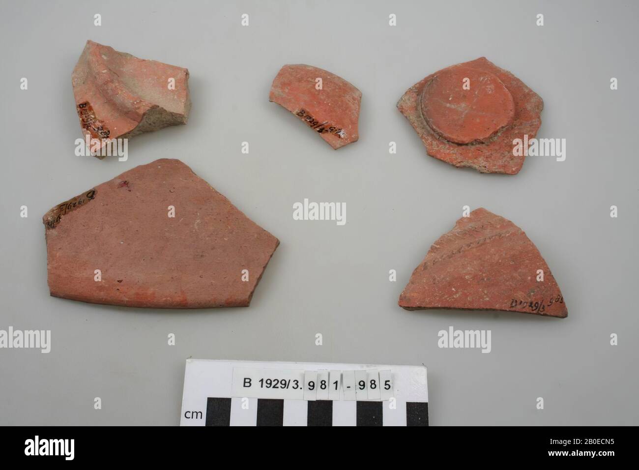 Un fondo ad anello di una ciotola. Nella parte inferiore del fondo una croce è graffiata, probabilmente un segno del vasaio., beffa, ceramica, B 5,5 cm, Medio Bronzo 2000-1550 a.C., Palestina Foto Stock