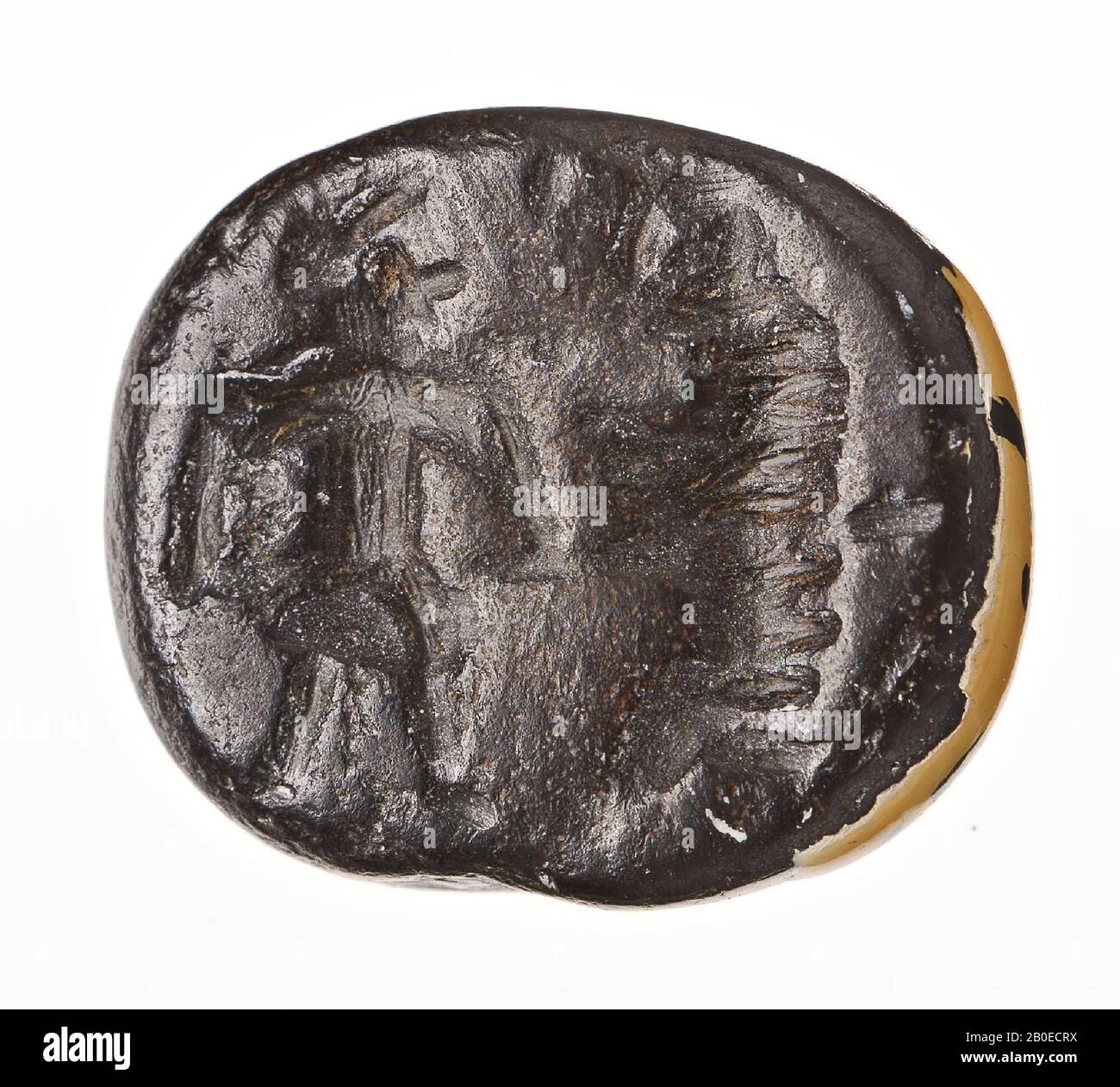 Un francobollo a cupola con un'immagine di una figura in piedi che guarda verso sinistra attaccando un orso (?). L'animale si trova sulle sue zampe posteriori, sigillo, pietra, ematite, L 1,1 cm, D 1,3 cm, Iran Foto Stock