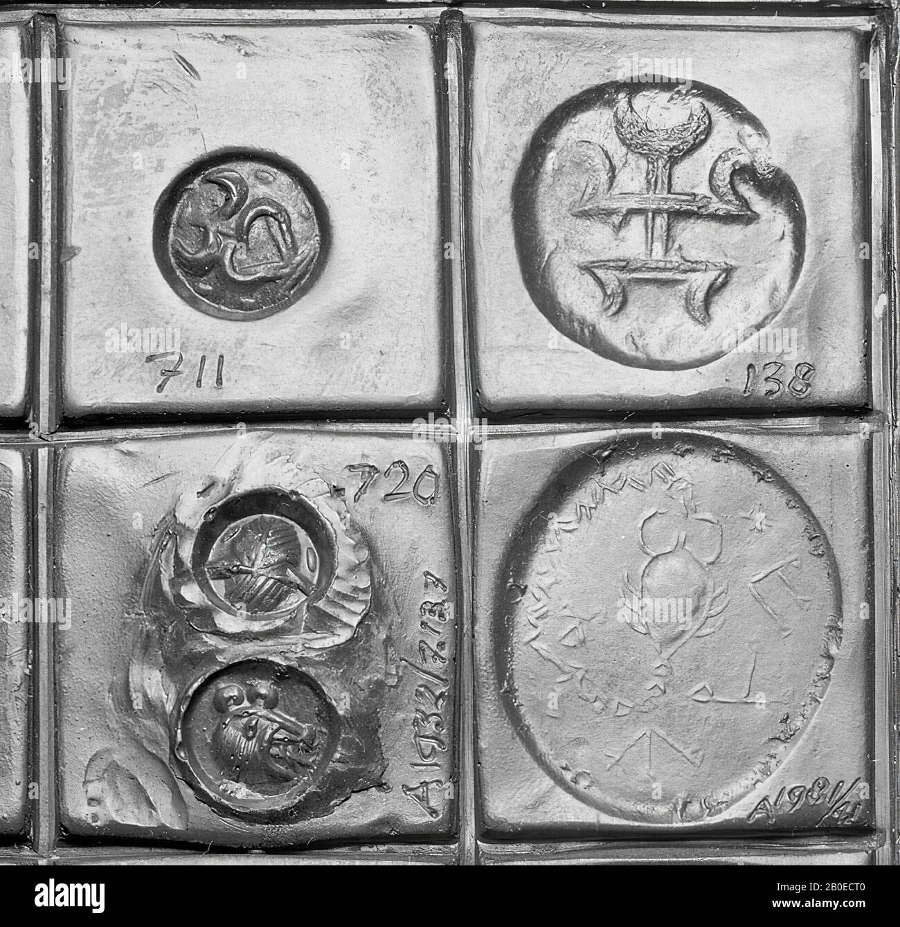 Un francobollo in pietra con una rappresentazione schematica di un volto umano, Sigillo, pietra, ematite, L 0,8 cm, D 0,8 cm, Iran Foto Stock