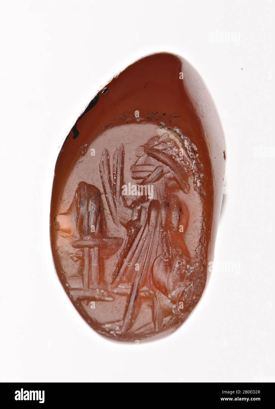 Un francobollo ellittico con immagine di un sacerdote che guarda a sinistra davanti ad un altare del fuoco, Sigillo, pietra, carnelio, H 0,7 cm, D 1,3 cm, Iran Foto Stock