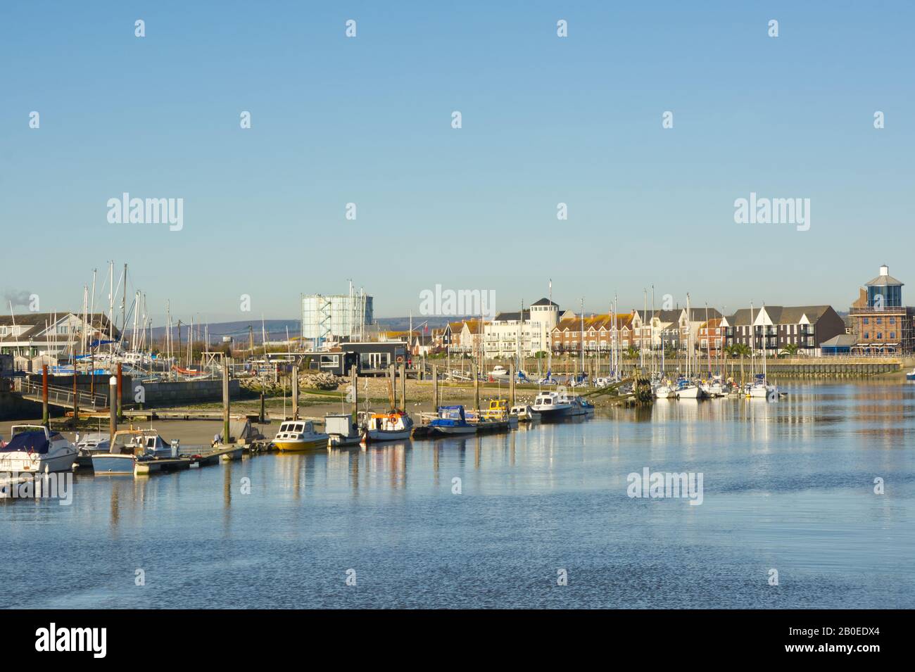 Fiume Arun con barche ormeggiate a Littlehampton in West Sussex, Inghilterra Foto Stock