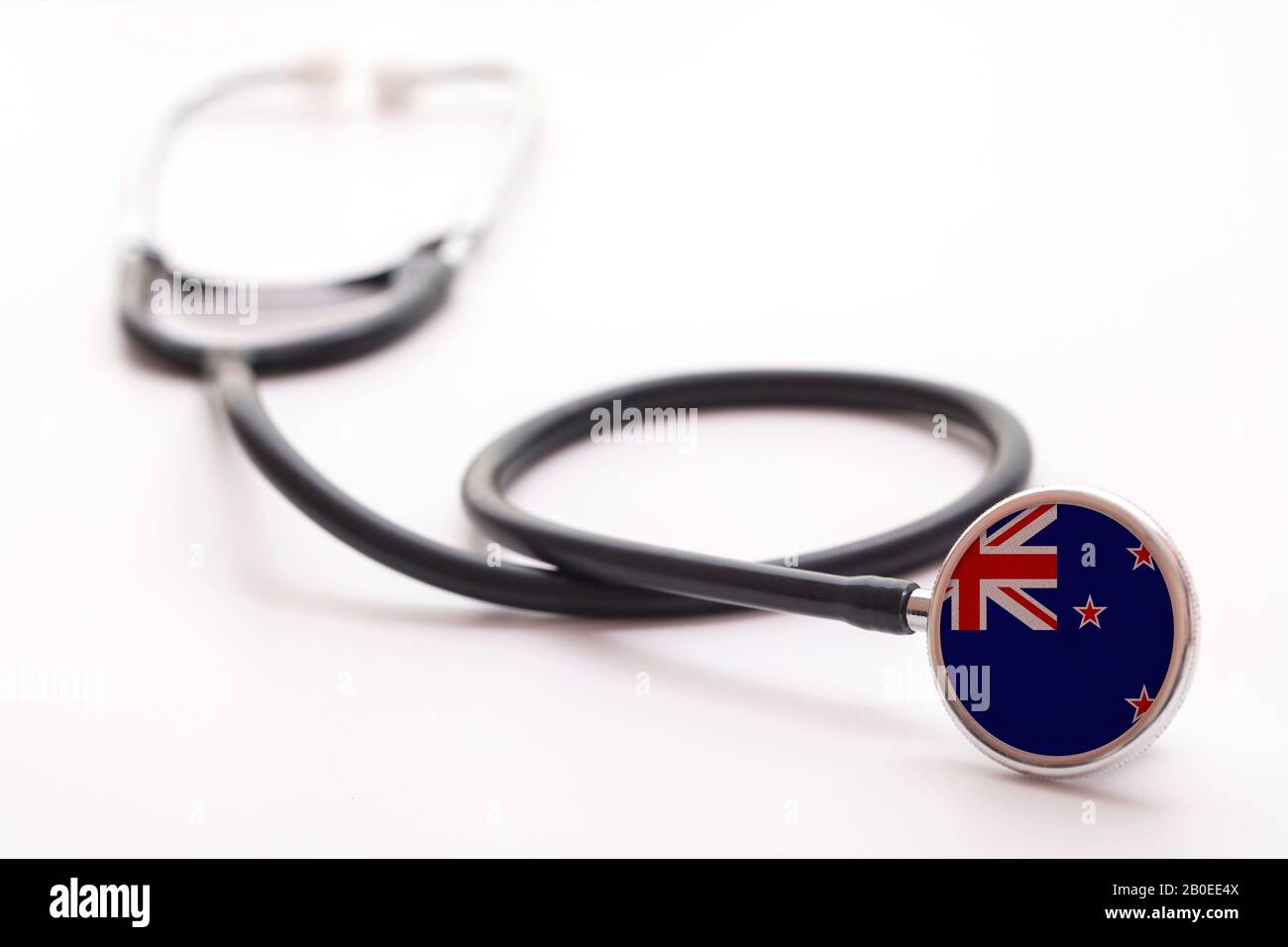 Concetto di assistenza sanitaria neozelandese. Stetoscopio medico con bandiera del paese Foto Stock