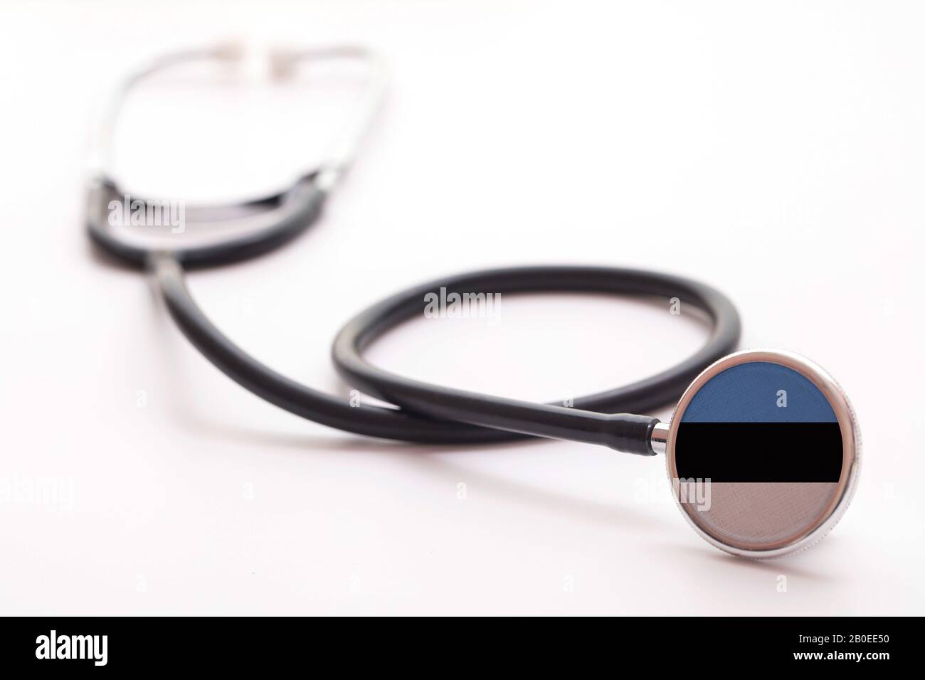 Concetto di assistenza sanitaria in Estonia. Stetoscopio medico con bandiera del paese Foto Stock