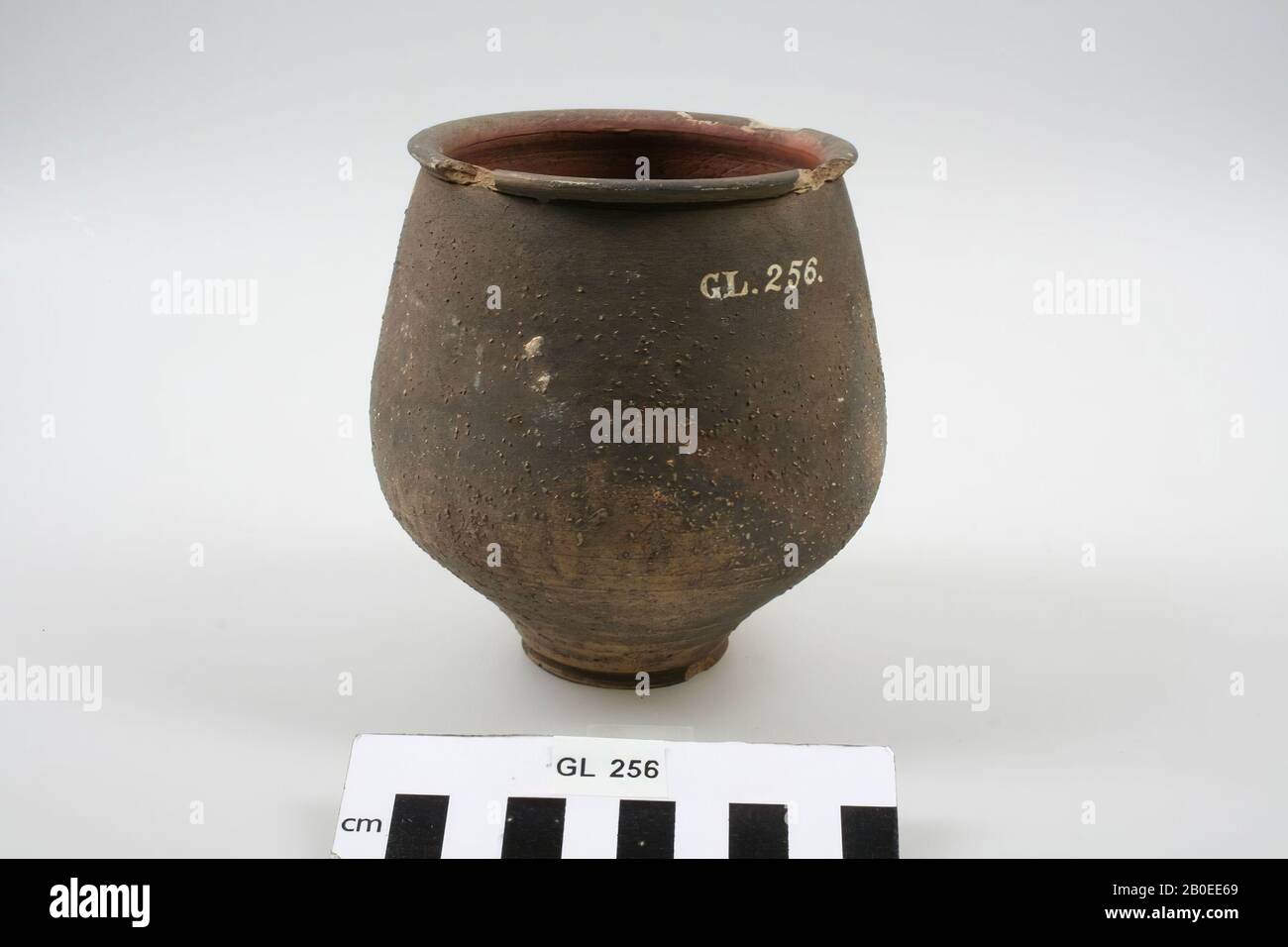 Pentola, ceramica. Patatine fritte dal bordo, vaso, ceramica, h: 11,5 cm, diam: 11,2 cm, romano, olandese, Limburgo, Gennep, Heijen Foto Stock