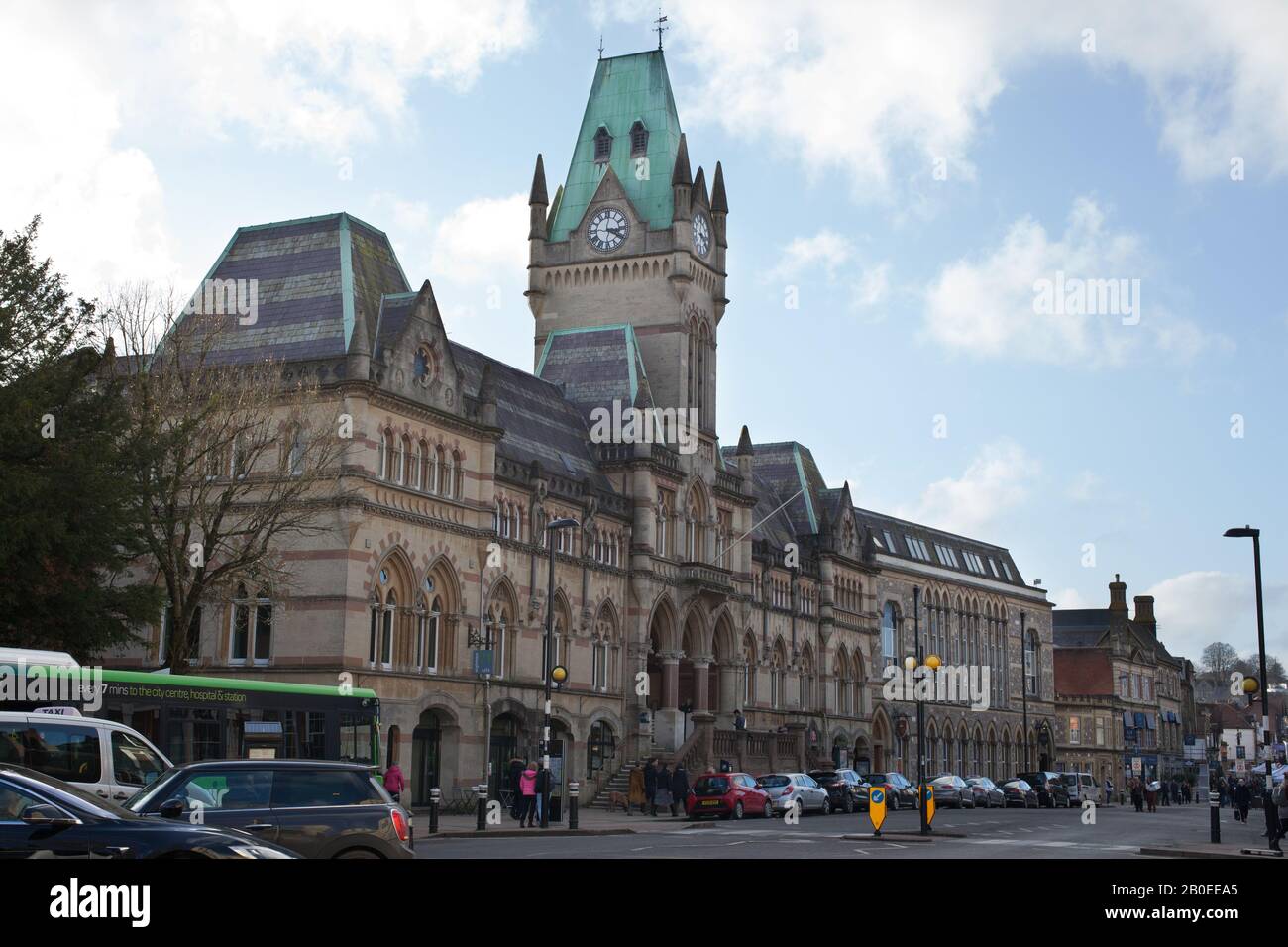 La Guildhall di Winchester con auto e persone fuori in inverno Foto Stock