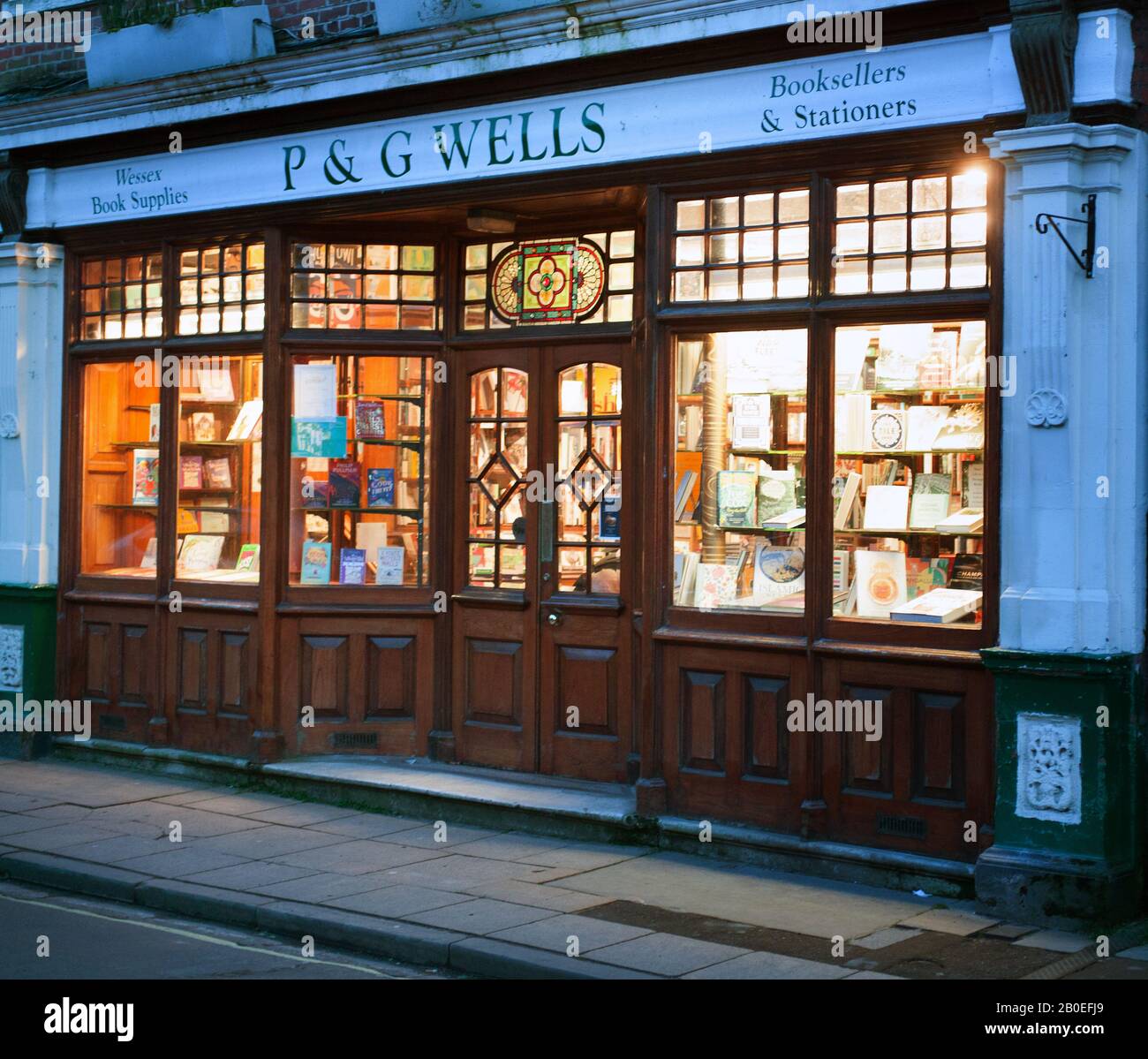 Una vecchia libreria pittoresca a Winchester chiamata P & G Wells Foto Stock