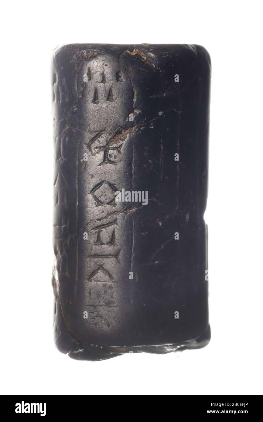 Un francobollo a cilindro in pietra con una divinità in piedi con una gonna e una figura di saluto in piedi. Il sigillo ha un testo cuneiforme, sigillo, iscrizione, pietra, ematite, H 2,5 cm, D 1,4 cm, periodo babilonese antico 1900-1600 a.C., Iran Foto Stock