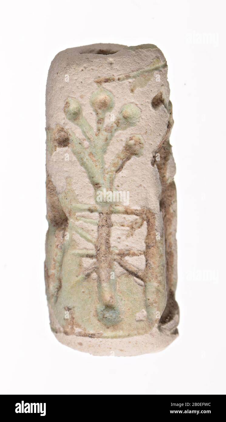 Una guarnizione a cilindro di pasta di vetro con un'immagine di una figura in piedi per una scala. Sull'altro lato della persona viene visualizzato un albero stilizzato in una sorta di recinto e una capra, sigillo, fritta, pasta di vetro, H 3,2 cm, D 1,3 cm, tarda età del bronzo? 1550-1450 a.C., Iran Foto Stock