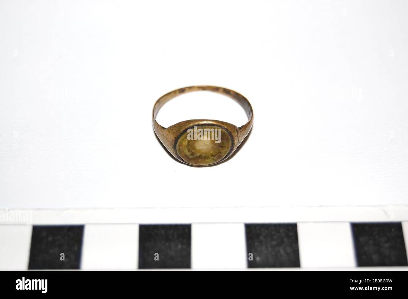 Anello, anello segnaletico, metallo, oro, pietra, 1 cm, ø 2 cm, Iran Foto Stock