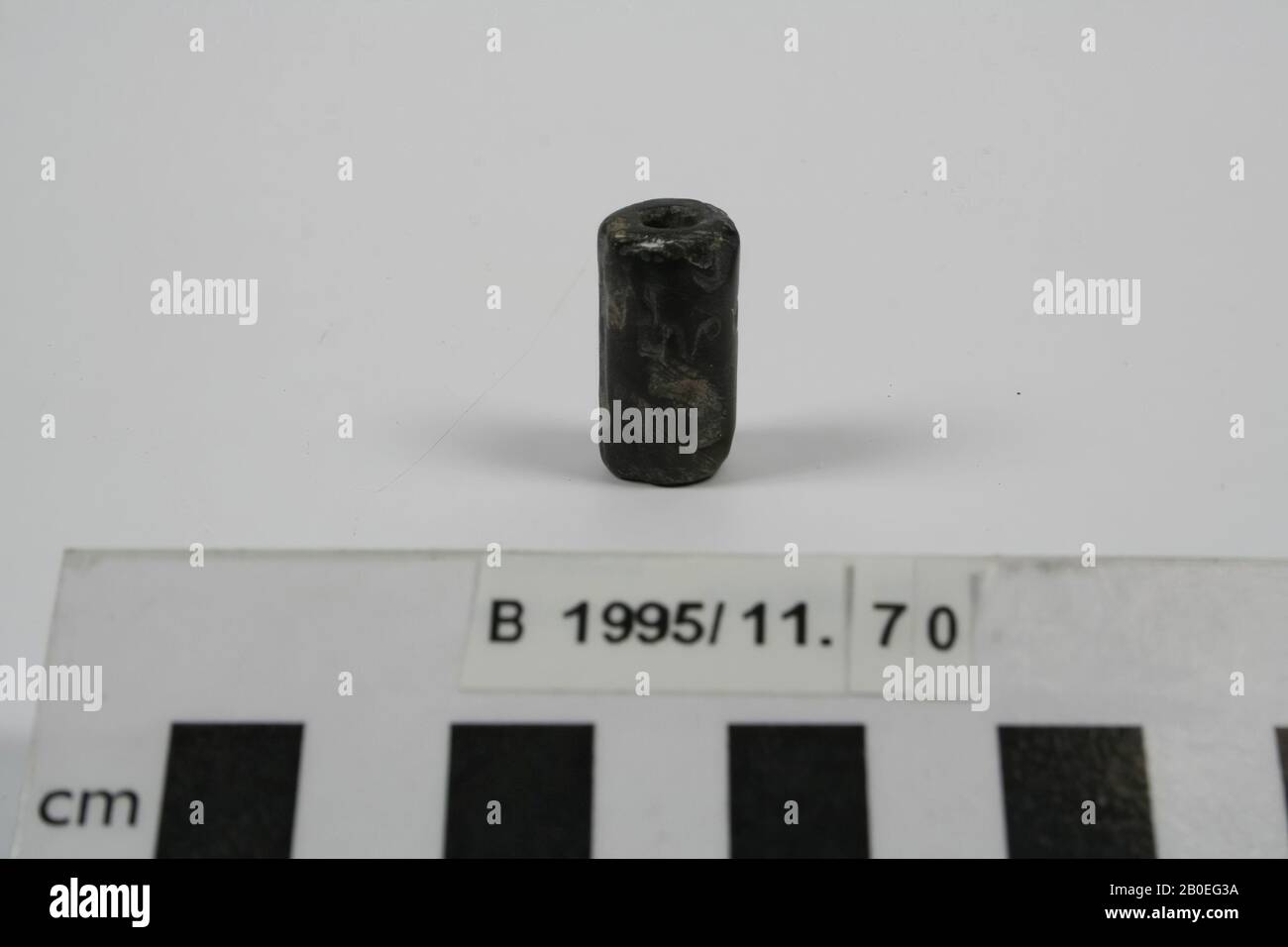 Francobollo cilindrico in pietra con 2 stampe, Sigillo, pietra, H 2,5 cm, D 1,1 cm, periodo Akkadische 2350-2200 a.C., Iraq Foto Stock