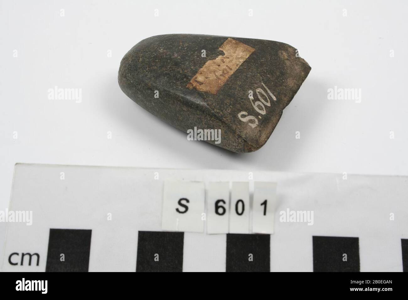 Un'ascia di pietra a forma di cuneo, ampia gamma al taglio., attrezzi, arma, pietra, L 5,6 cm, Turchia Foto Stock
