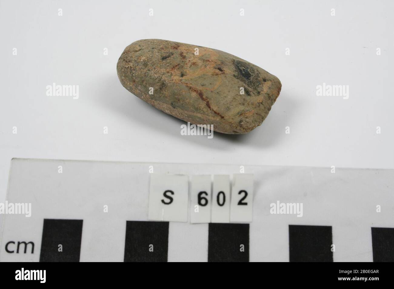 Un'ascia di pietra oblunga, ampia portata al taglio., attrezzi, arma, pietra, L 5,3 cm, Turchia Foto Stock