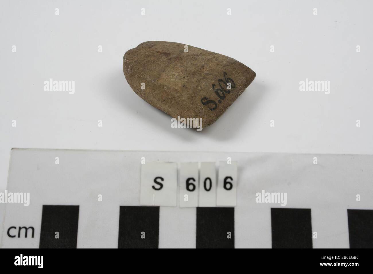 Un'ascia di pietra a forma di cuneo, ampia portata al taglio., attrezzi, arma, pietra, L 4,3 cm, Turchia Foto Stock