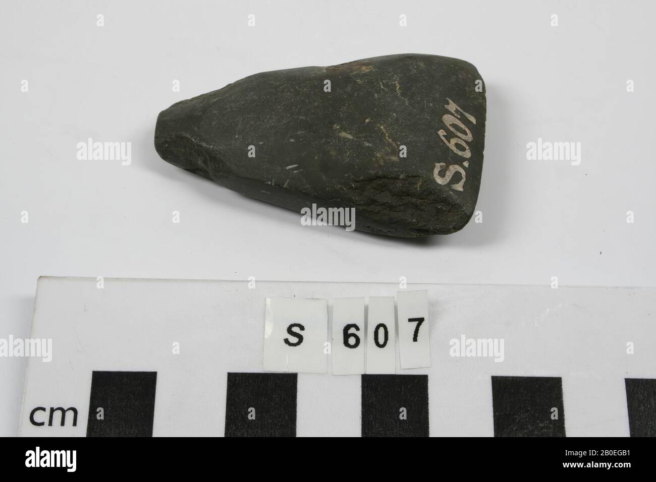 Un'ascia triangolare in pietra, ampia portata al taglio., utensile, arma, pietra, L 5,6 cm, Turchia Foto Stock
